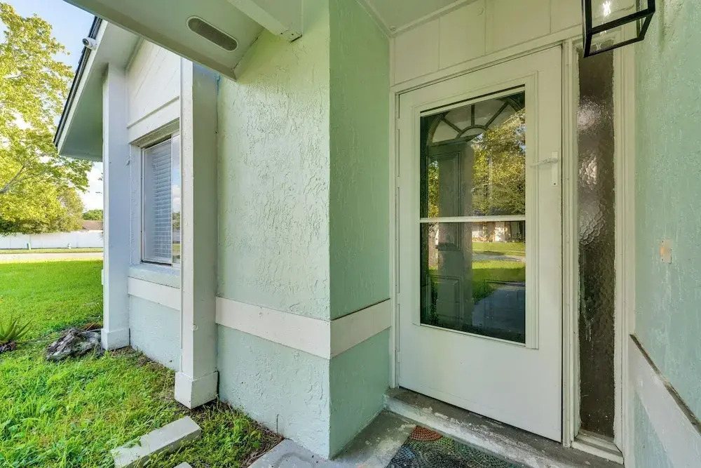 3 Mi to Seaworld! Suburban Home w/ Screened Porch