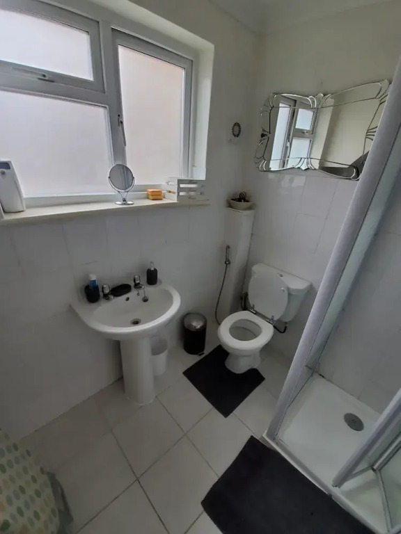 Stylish 3 bed house with Garden Free Parking