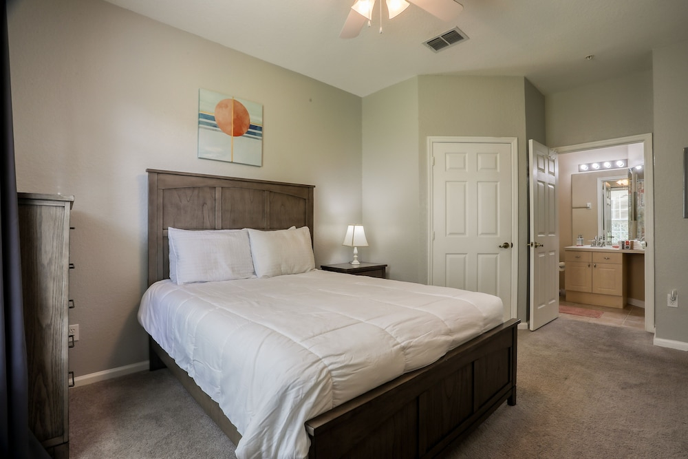 Resort Condo Near Disney With Pool, hot Tub, Tennis, Central AC, & Washer/dryer