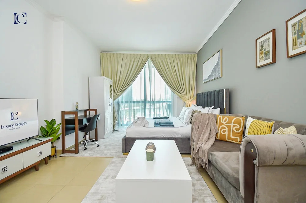 Silver - Modern Studio with lake view