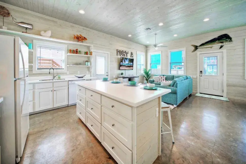 Sleeps 24, 2 Homes Pool, Backyard Tiki Bar, Fire Pit, Cornhole Walk to Beach
