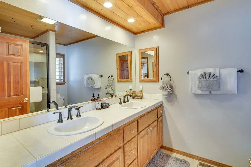 Big Bear Lake Cabin w/ Hot Tub & Gas Fire Pit!