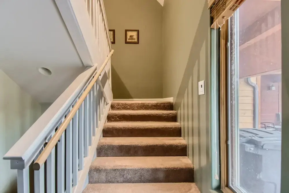 42 Burgundy 4br 3.5ba 4 Bedroom Townhouse by RedAwning