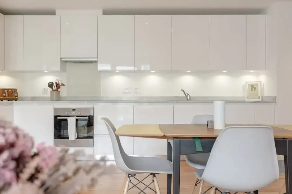 Stylish 2 Bedroom Flat With Balcony