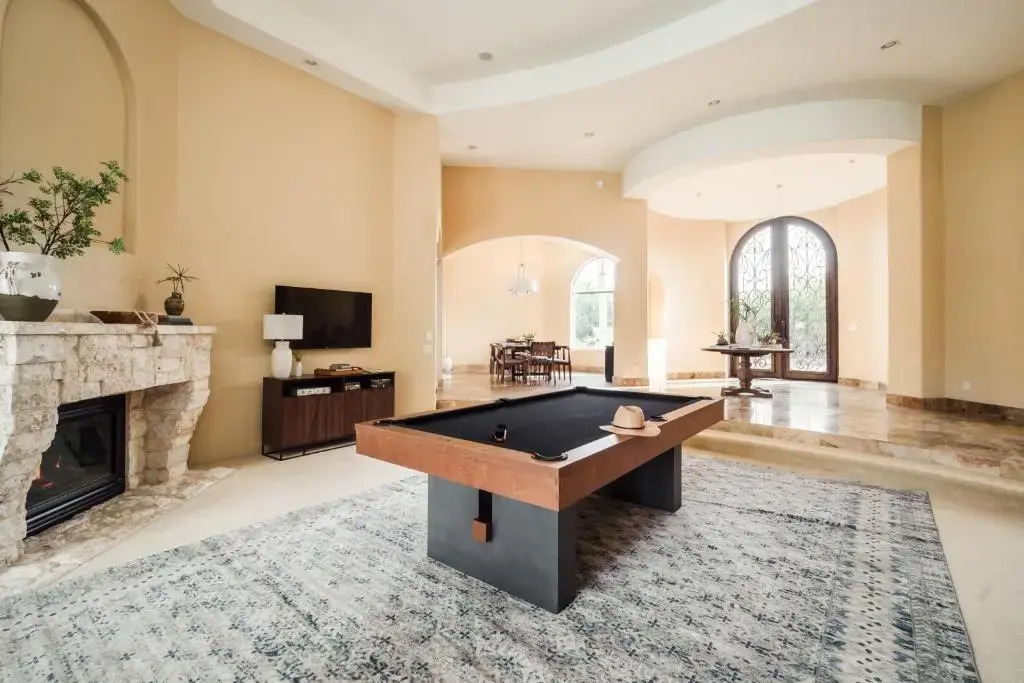 Sleeps 19, 7bdr Estate! Sports Court, Putting Green, Pool Farrier by Avantstay