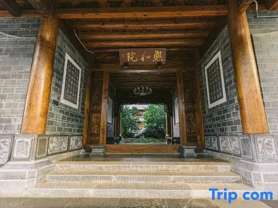 Xiheyuan Homestay (Jianshui Ancient City Small Train Store)