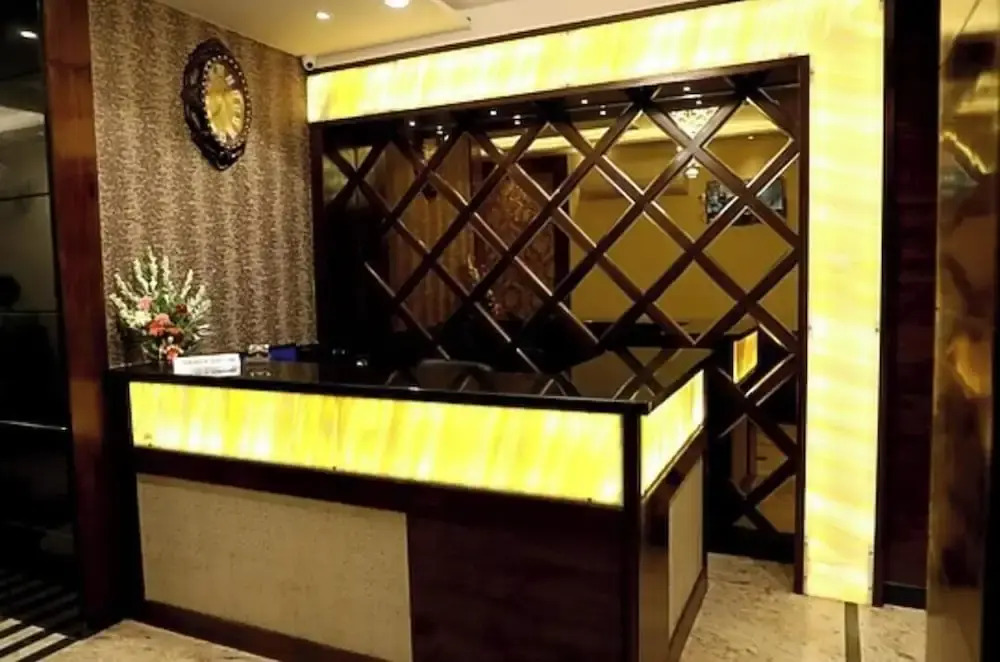 Hotel Golden Crown - 600m to Kashi Vishwanath Temple