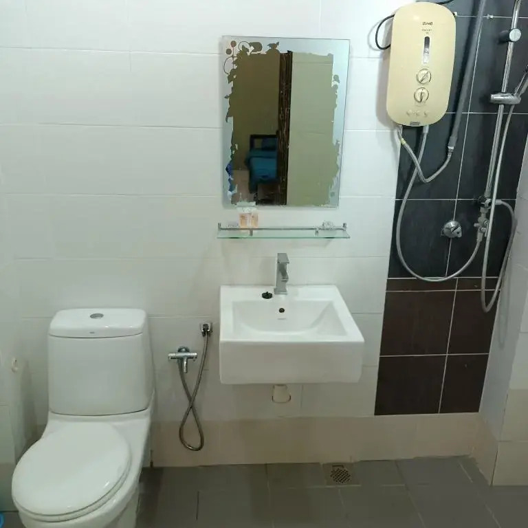 4 Bedrooms Homestay, Fully Aircond in Sendayan by DKAY HOMES I 10-15 pax