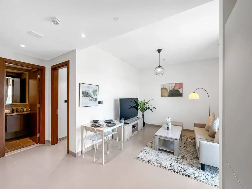 Luxury StayCation - Elegant Apartment With Balcony and Large Pool