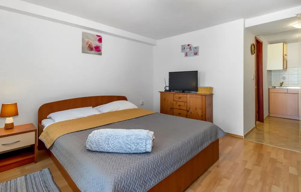 Beautiful Apartment in Jadranovo With Wifi