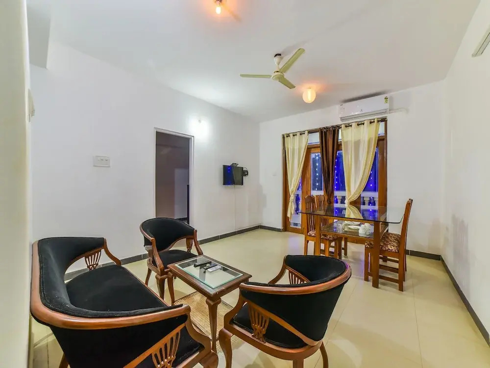 OYO 28305 Sunset Holiday Homes