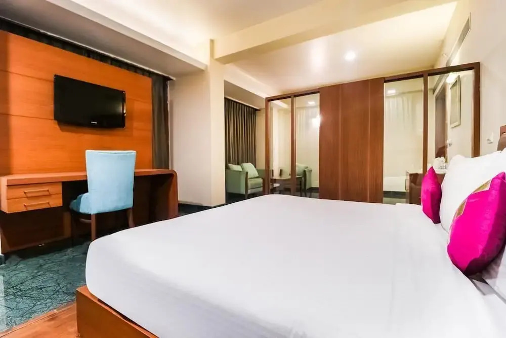 La Silver Leaf Hotel