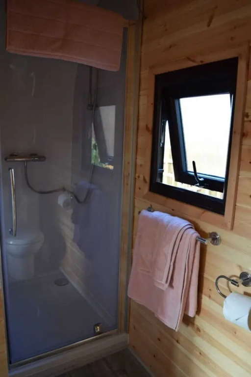 Impeccable1 Double bed Cabin in Poole With Hot Tub