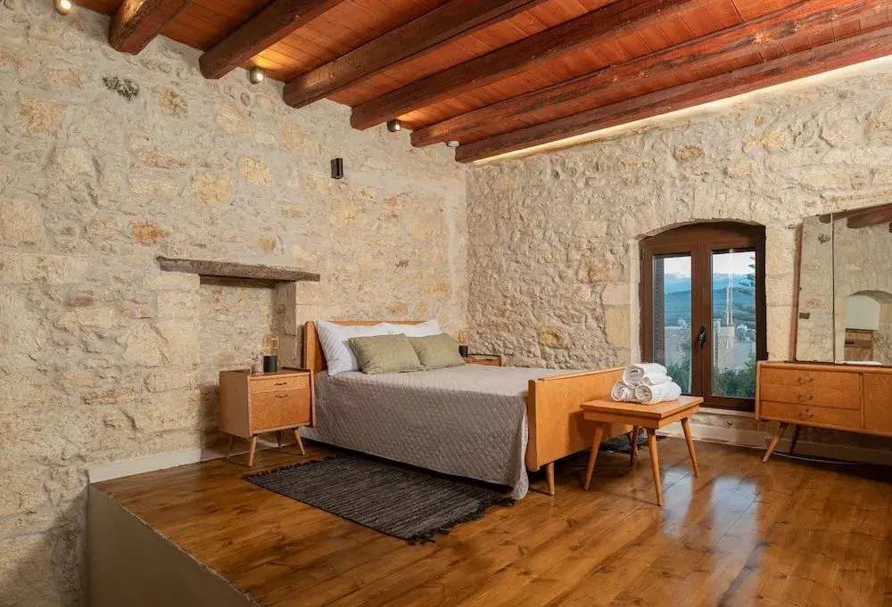 Antama Living, Luxe Stonehouse with Pool & BBQ