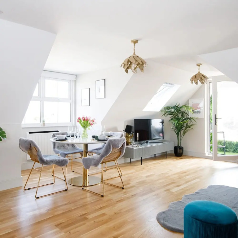Luxury Penthouse Super King Bed 5 min to Beach
