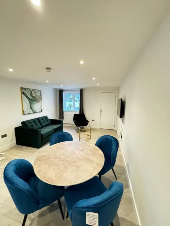 Near Heathrow Airport -FREE Parking-Full apartments-Near M4-1 bus LHR