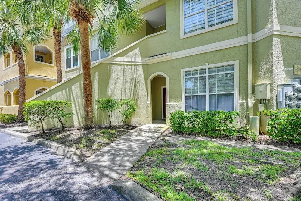 4 Mi to Clearwater Beach: Apt w/ Community Pool!