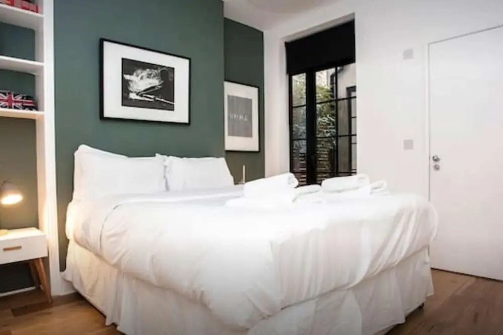 Stylish Newly Refurbished 2 Bedroom Flat With Terrace