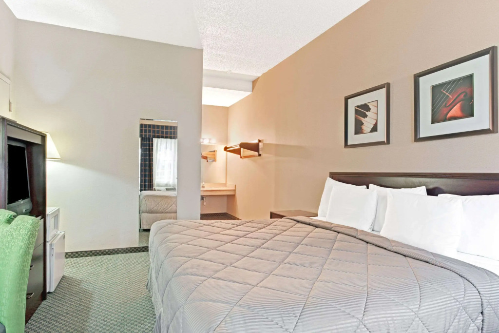 Days Inn by Wyndham Federal Way