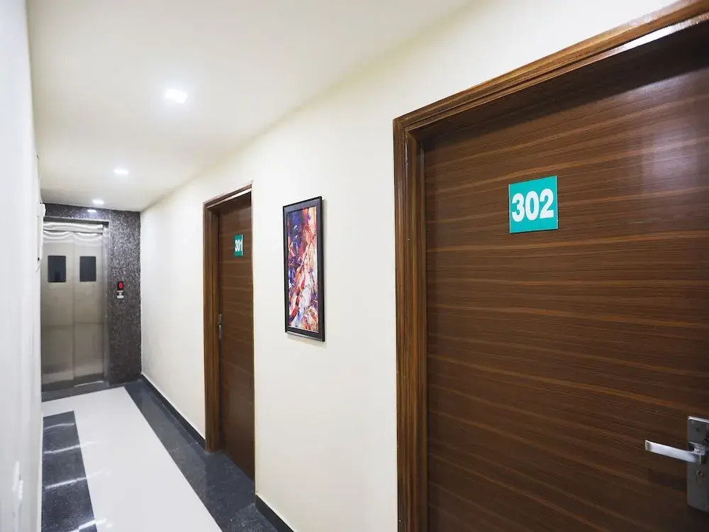 OYO 8526 SD Royal Inn