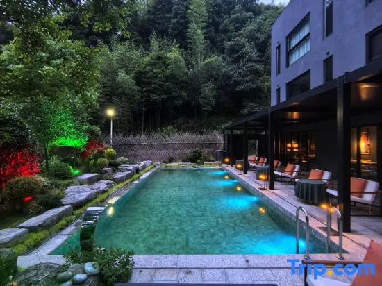 LUNE ROAM Hiking & Rustic Luxury Hotel