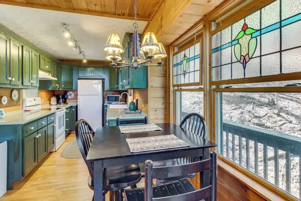 Ellijay Cabin 7 Mi to Dtwn: Hot Tub & Mtn Views