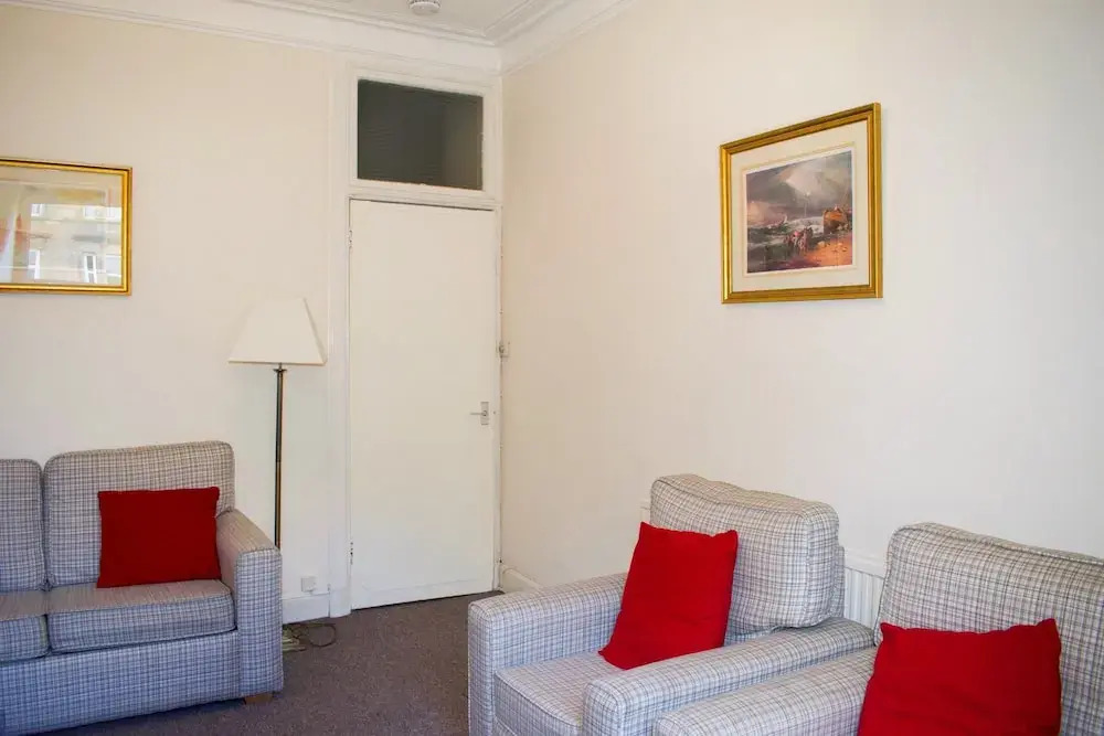 Bright 2 Bedroom Home in Edinburgh