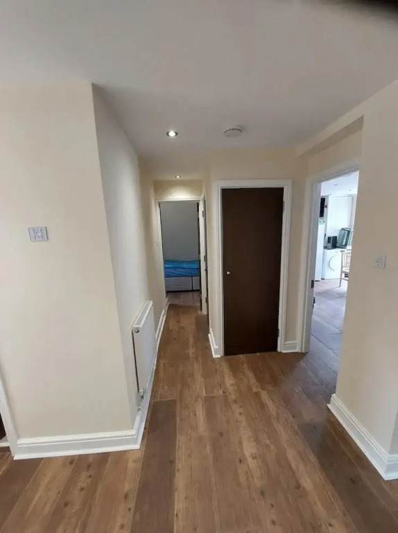 Spacious 3 Bedroom Apartment Near Camden With Balcony