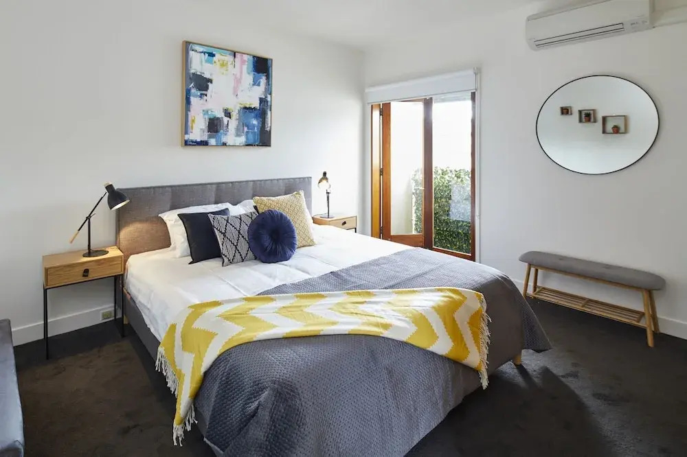 Spacious Carlton 1 bedroom Apt With Secure Parking