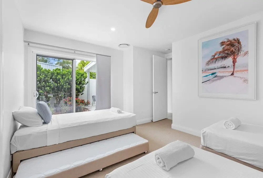 LEO2-Sophisticated Beach Holiday Home