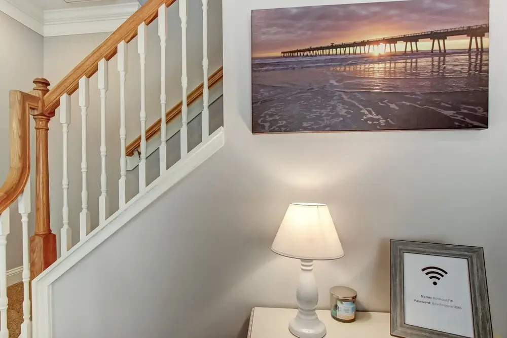 Spacious Townhome, 10 min to the Beach, Dogs OK!