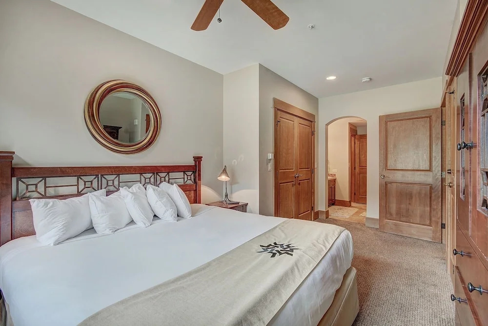 Luxurious 2 BR in River Run Village with Ski in ski out, Kids Ski Free condo