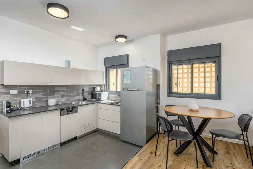 Modern & Sunny 1 BDR w balcony and parking