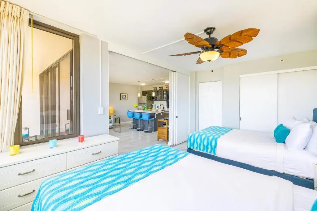 Beautiful 34th Floor with Mountain Views - 1 Block from Beach - Parking incl