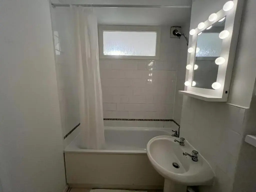 Impeccable 2-bed Apartment in Grays, London