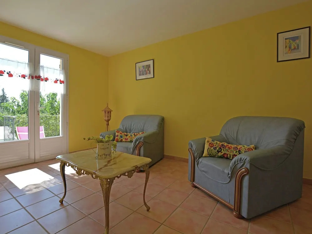 Saint-maximin: Pool & Peace