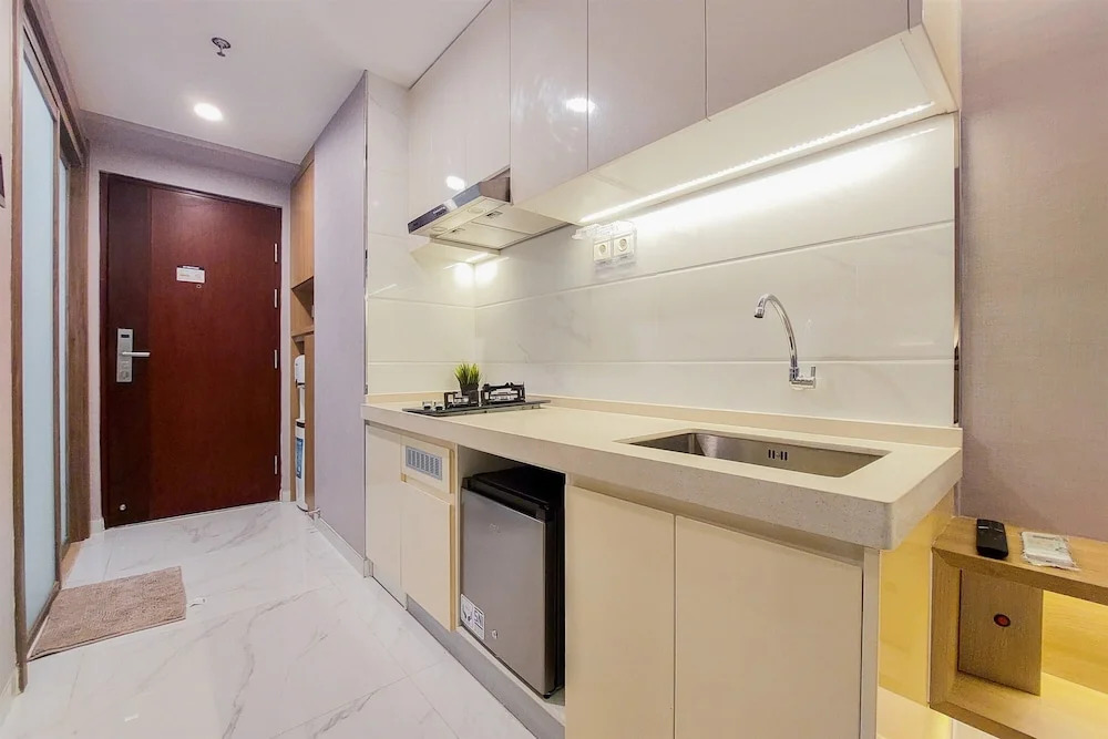 Elegant and Comfy Studio at Sky House BSD Apartment By Travelio