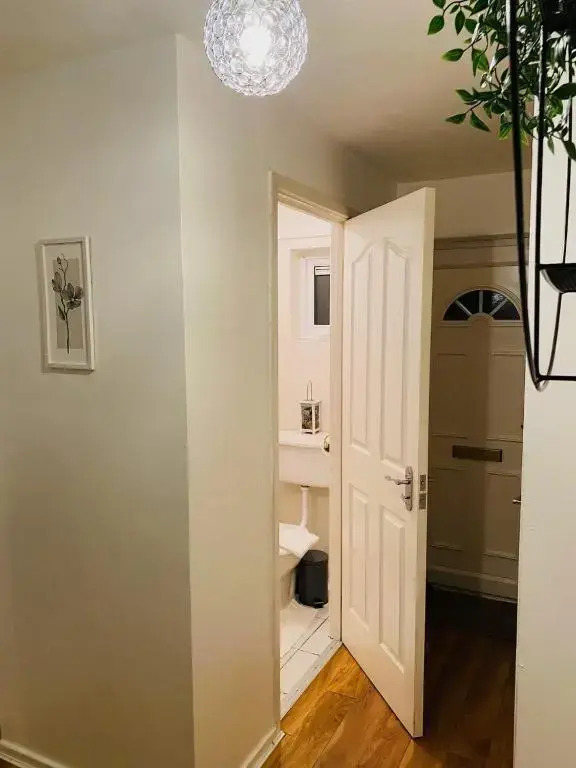 Cheerful home near City Centre,Station& RaceCourse