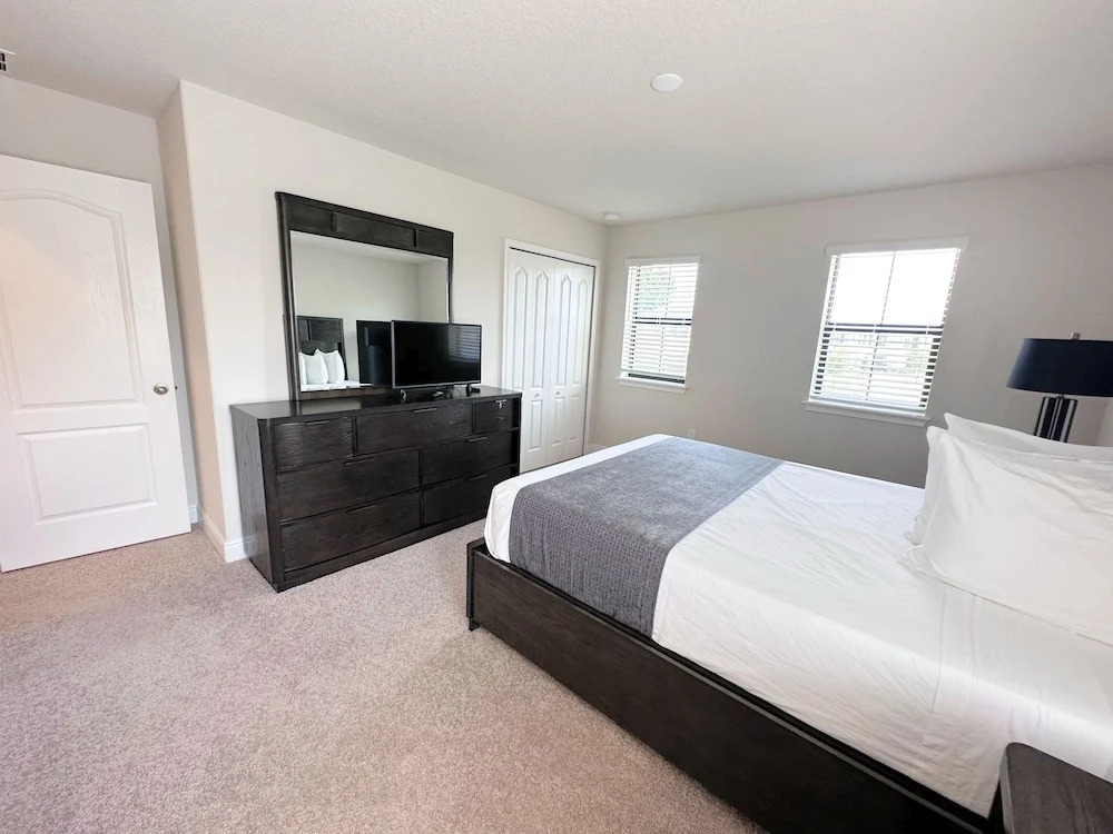 Balmoral Resort-200kb 6 Bedroom Home by RedAwning