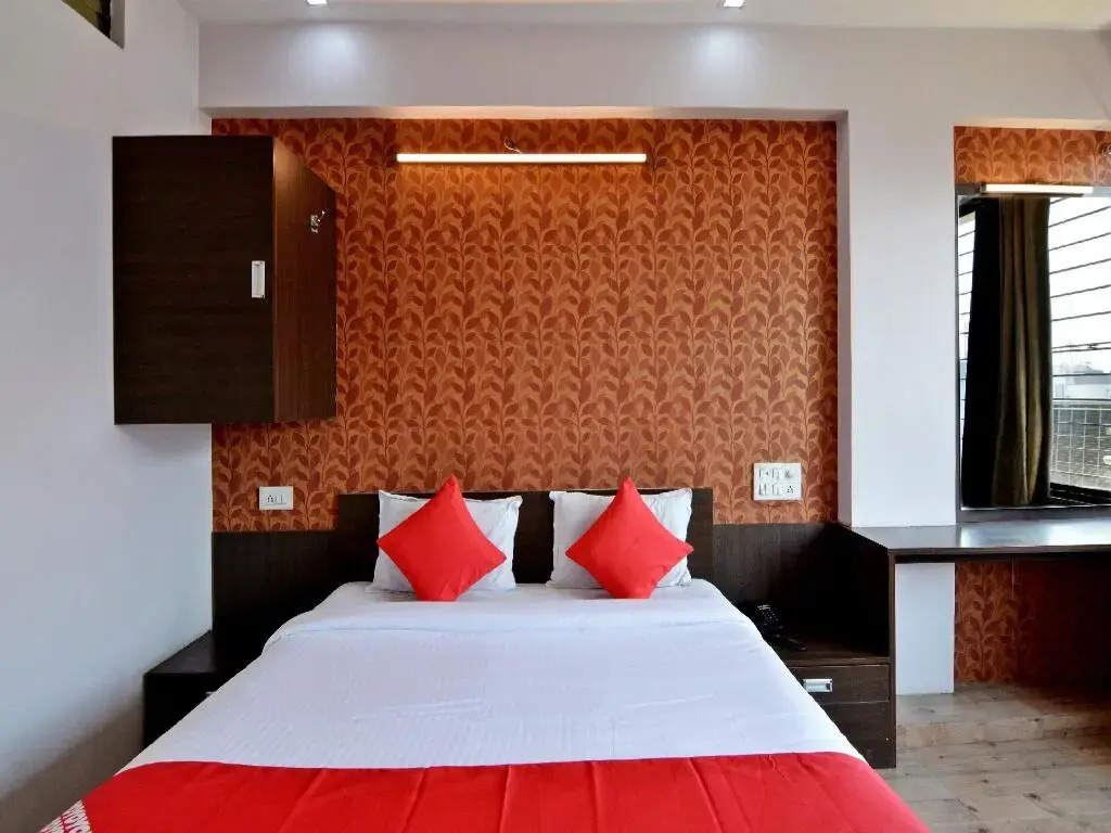 Hotel Majestic Deluxe Lodging by OYO Rooms
