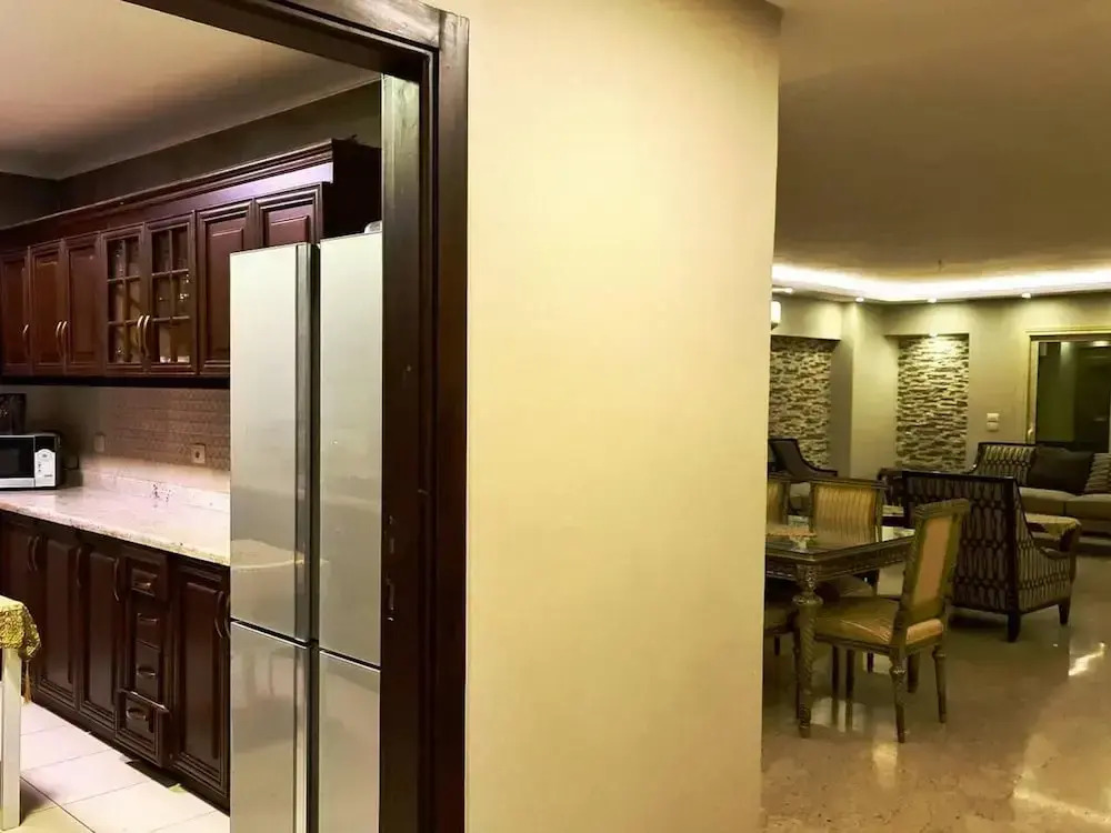 Spacious Executive Luxury Apartment With Balcony