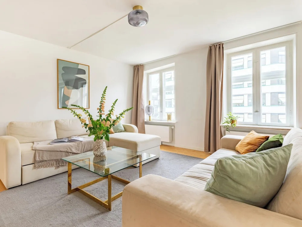 Regent 7 - Large 3 Bdr Apt With Balcony in City Centre