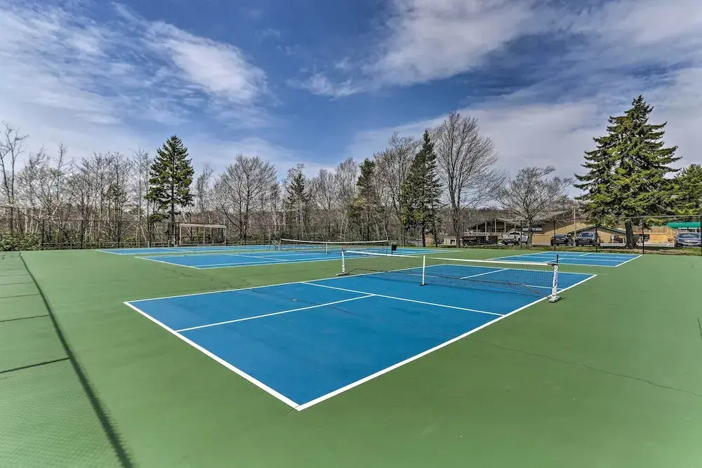 Welcoming Poconos Retreat w/ Deck & Pool Access