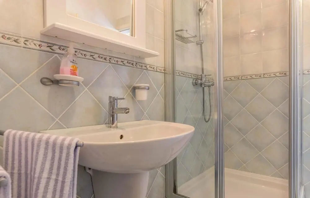 Nice Home in Liznjan With Wifi and 4 Bedrooms