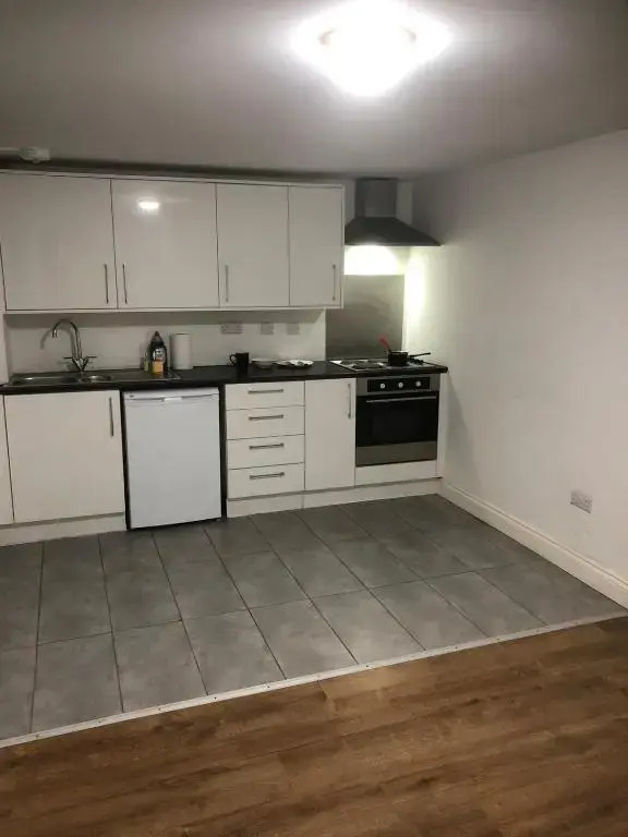 1 Bedroom Available 5 Minute From Centre & Station