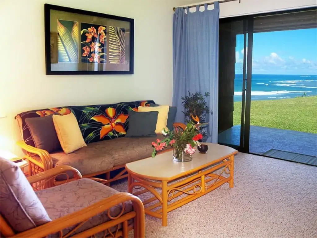 Sealodge J1-ground floor with oceanfront views, king bed, pool & more