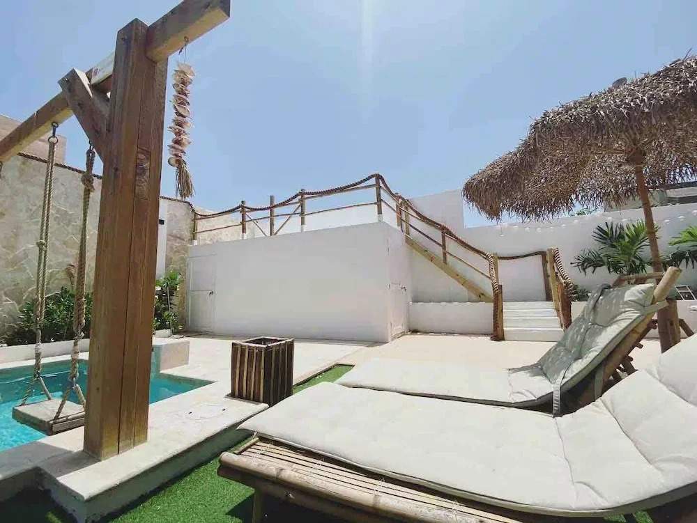 Palm Beach Vacaysuites - Coconut Suite - Top Floor