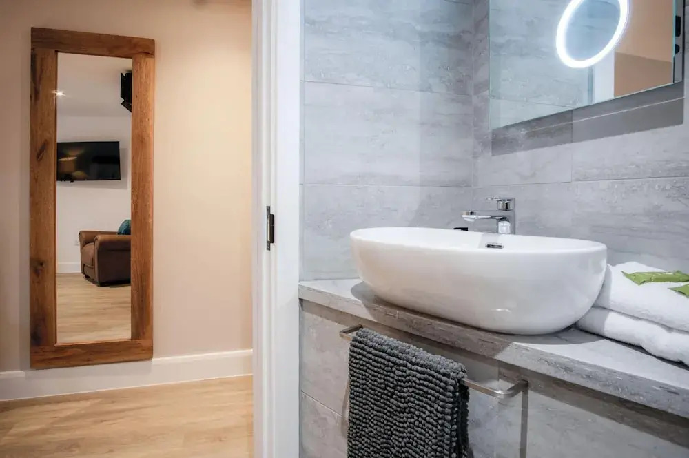 Suite 1 - Sleeping Giant Hotel - PEN Y CAE Inn