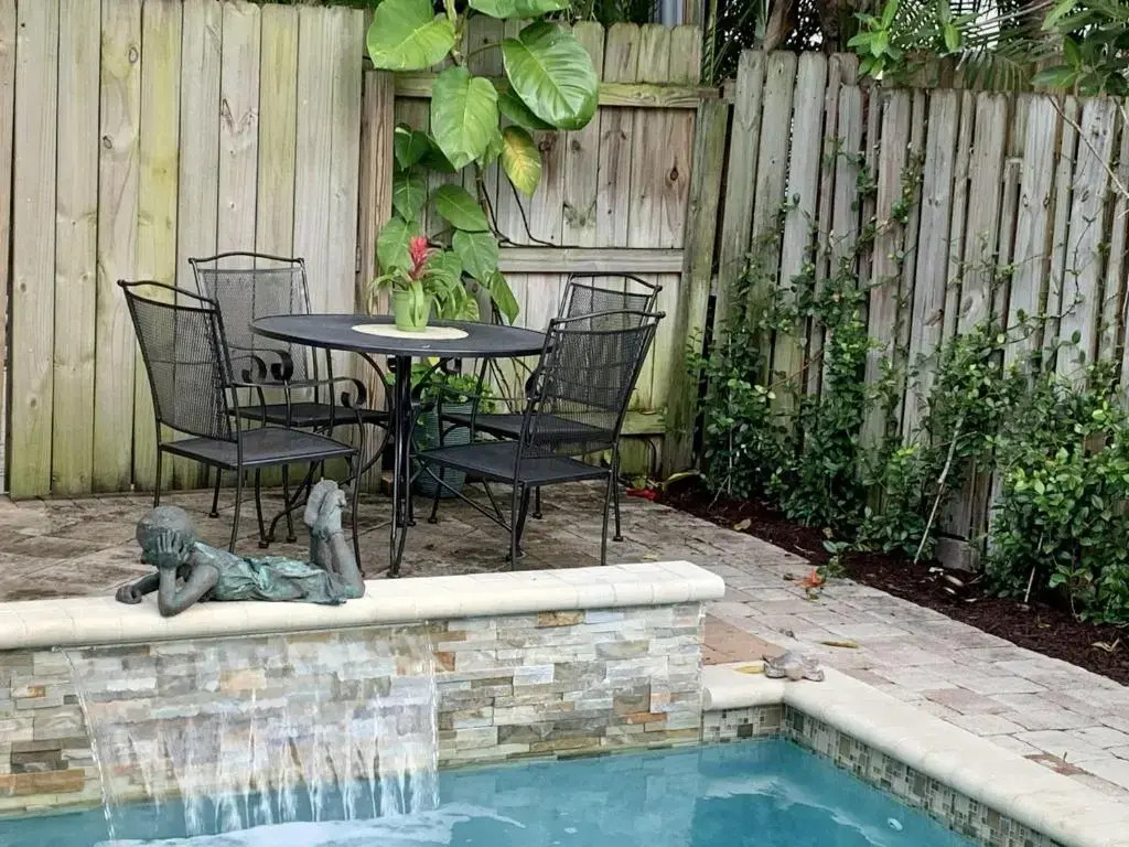 Nini's Cottage 4bd-3ba - Private Pool - Parking