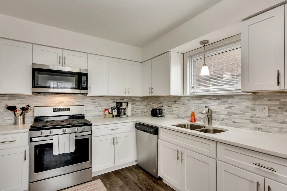 Great 6 BR/4 BA house for larger groups up to 12 by AllSet Turnover